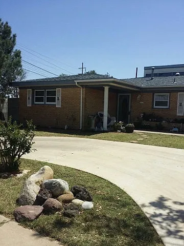 1221 Laurel Ave — Photo 1
