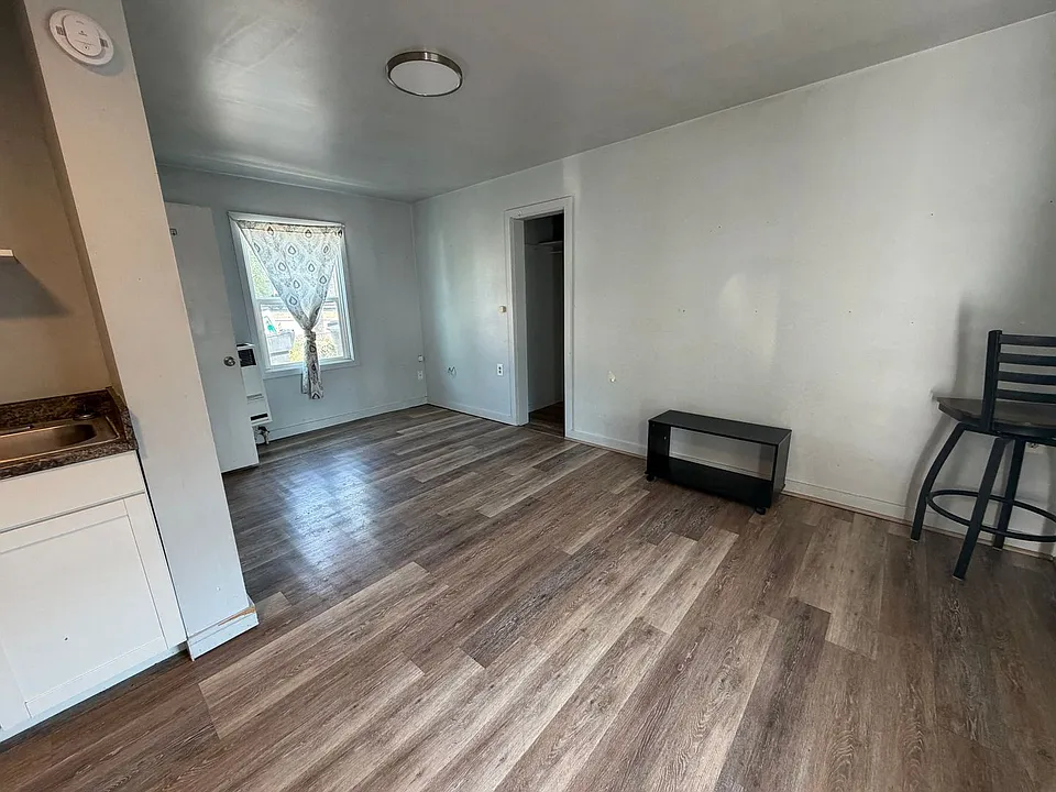 1403 E Main St