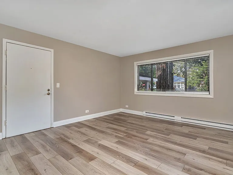 Lakeside Village Apartments — Photo 8