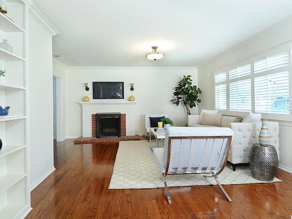 4th image of 3006 Manhattan Ave