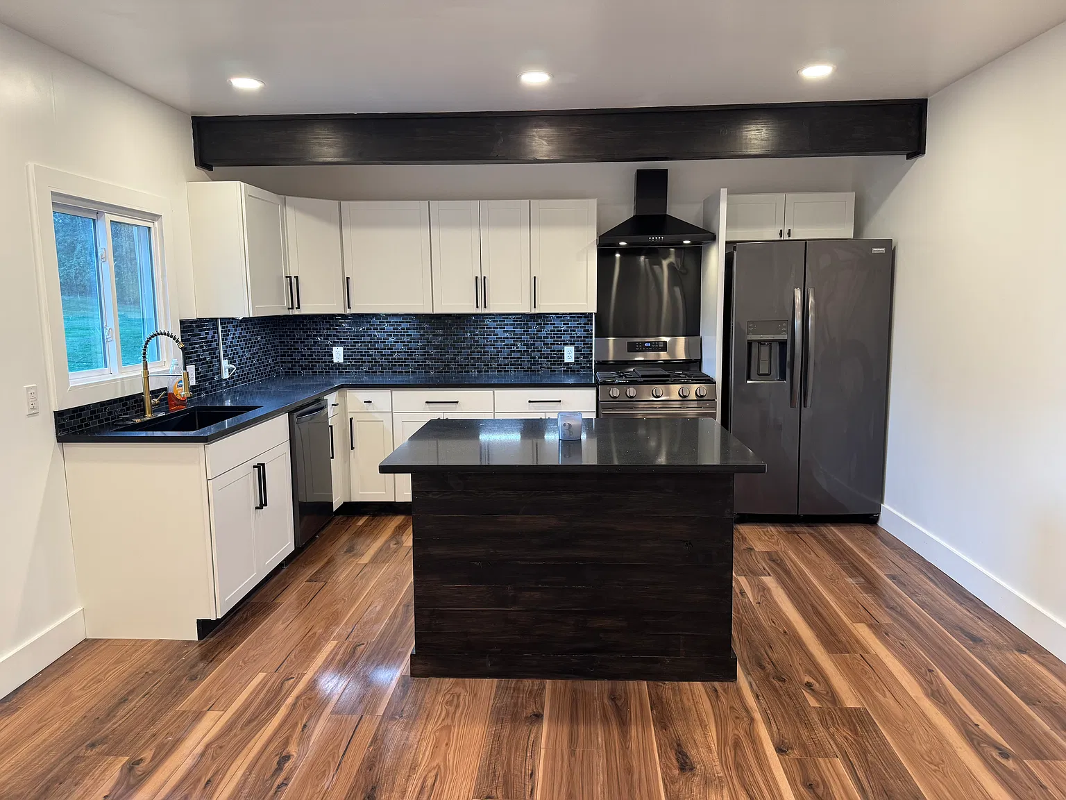 4 bed, 2.5 bath, 2090 sqft, $3,500 — Photo 3