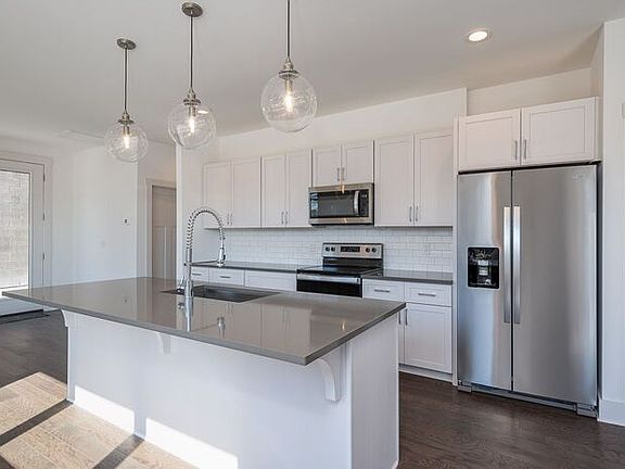 5th image of 900 Meridian St #7