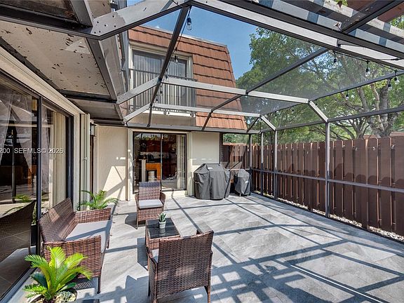 5th image of 835 SW 118th Ter