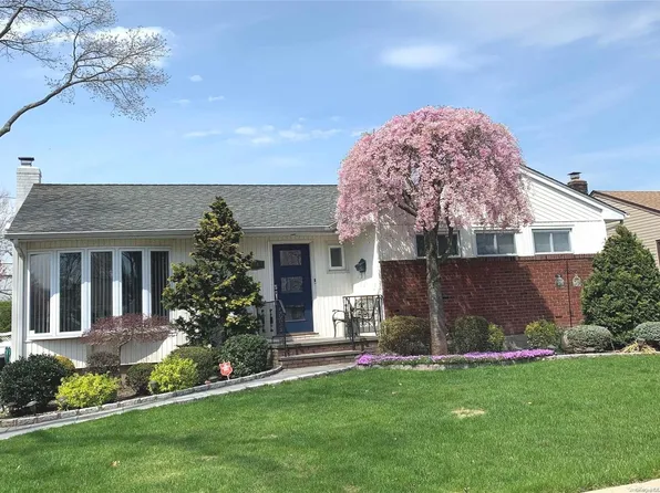794 Oak Place, East Meadow, NY 11554