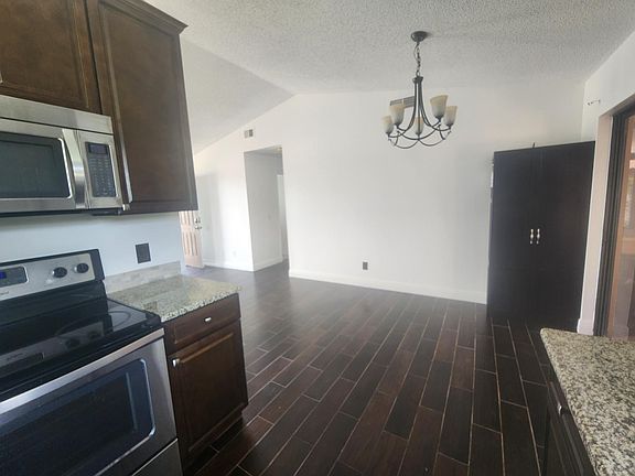 4th image of 3031 Foxboro Cir