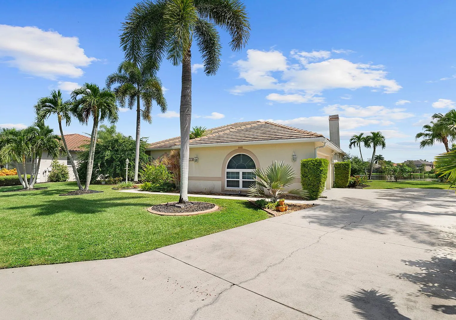 Amazing 4 bedrooms 2 1/2 bath with a pool and serene lake view! — Photo 3
