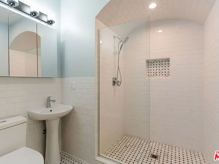 2170 W 24th St — Photo 30