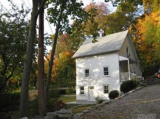4 Union St, Roslyn, NY 11576