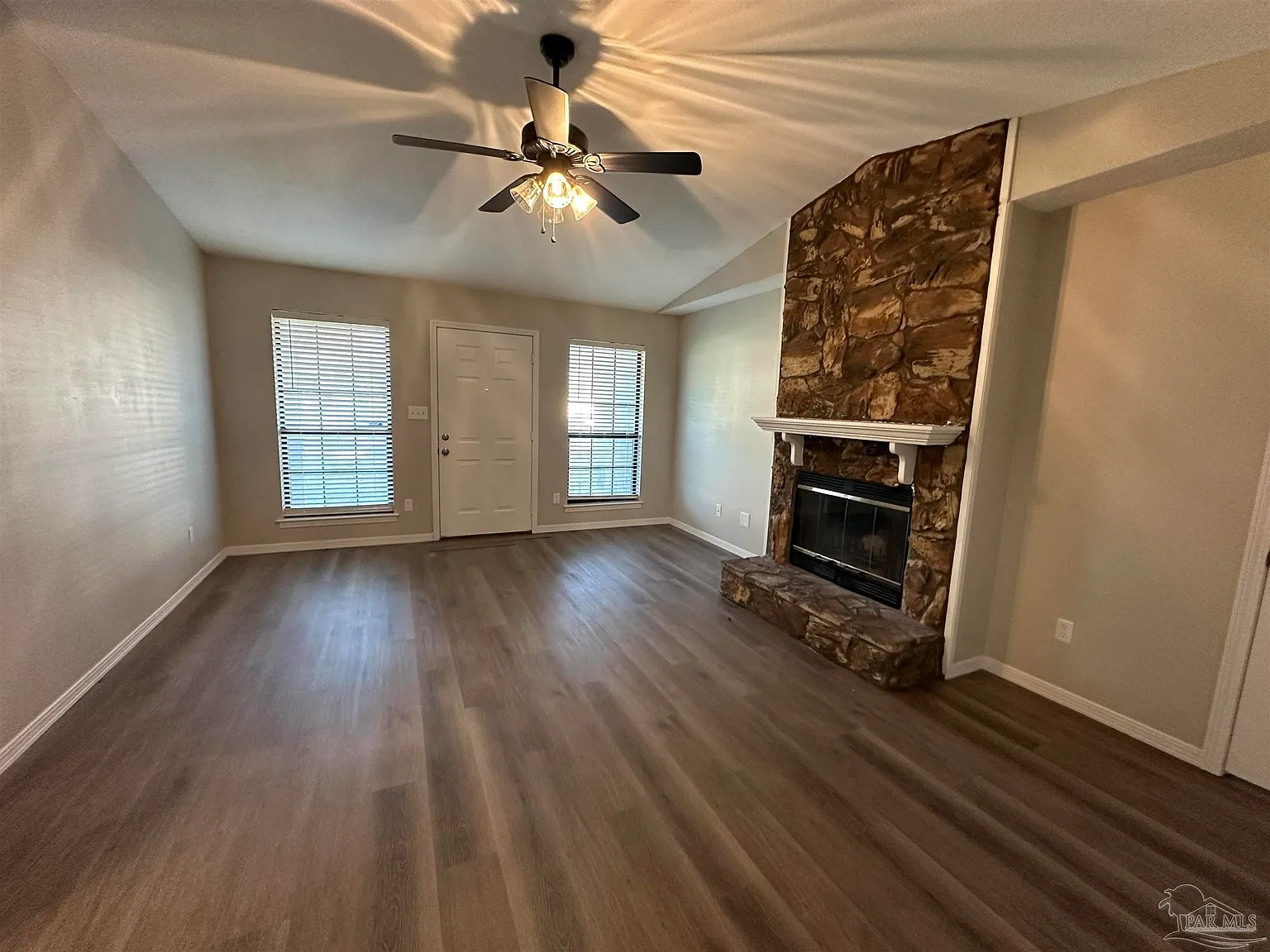 3 bed, 2.0 bath, 1500 sqft, $1,925 — Photo 3
