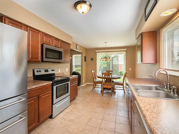 4th image of 843 Deena Dr