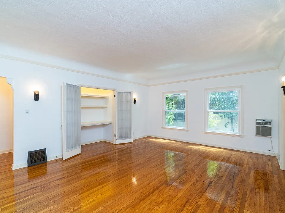431 N Sycamore Ave #104