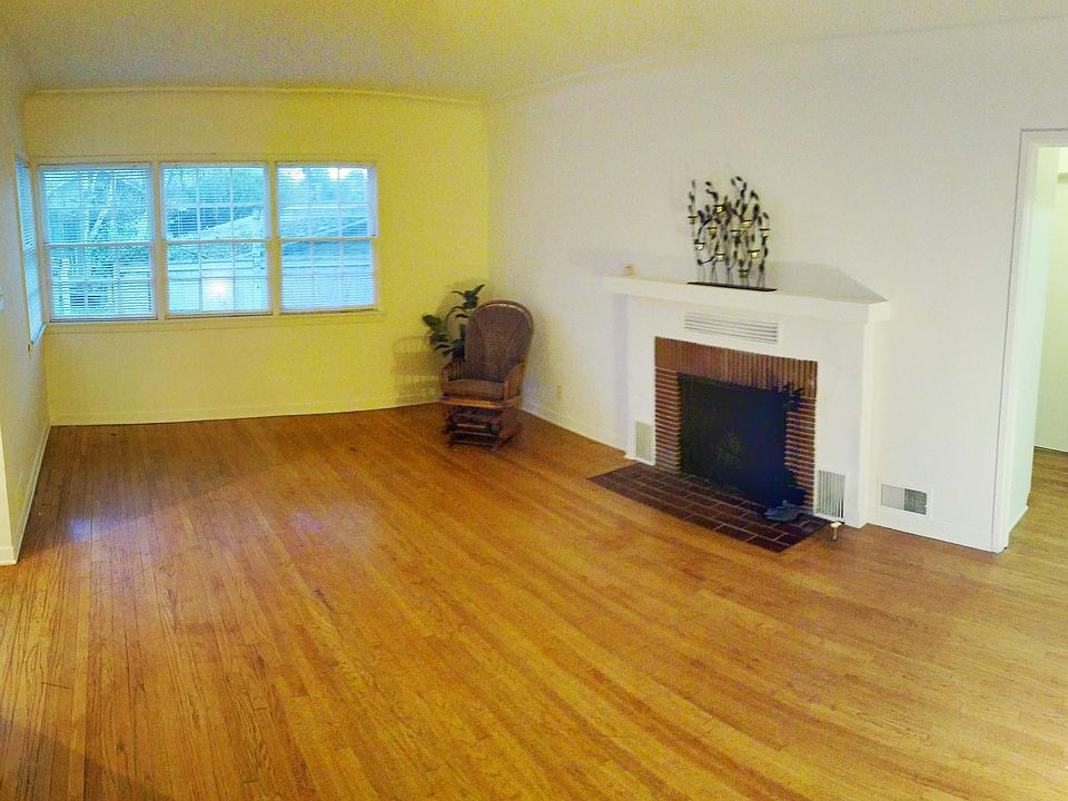 2nd image of 2601 Marengo Ave