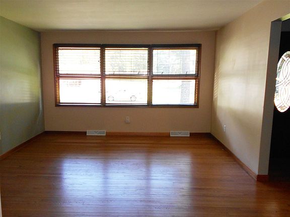 5th image of 5 Ellen Ln