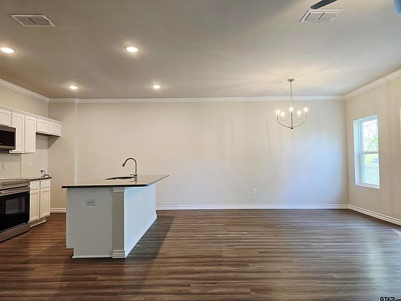 4th image of 324 Erica Way