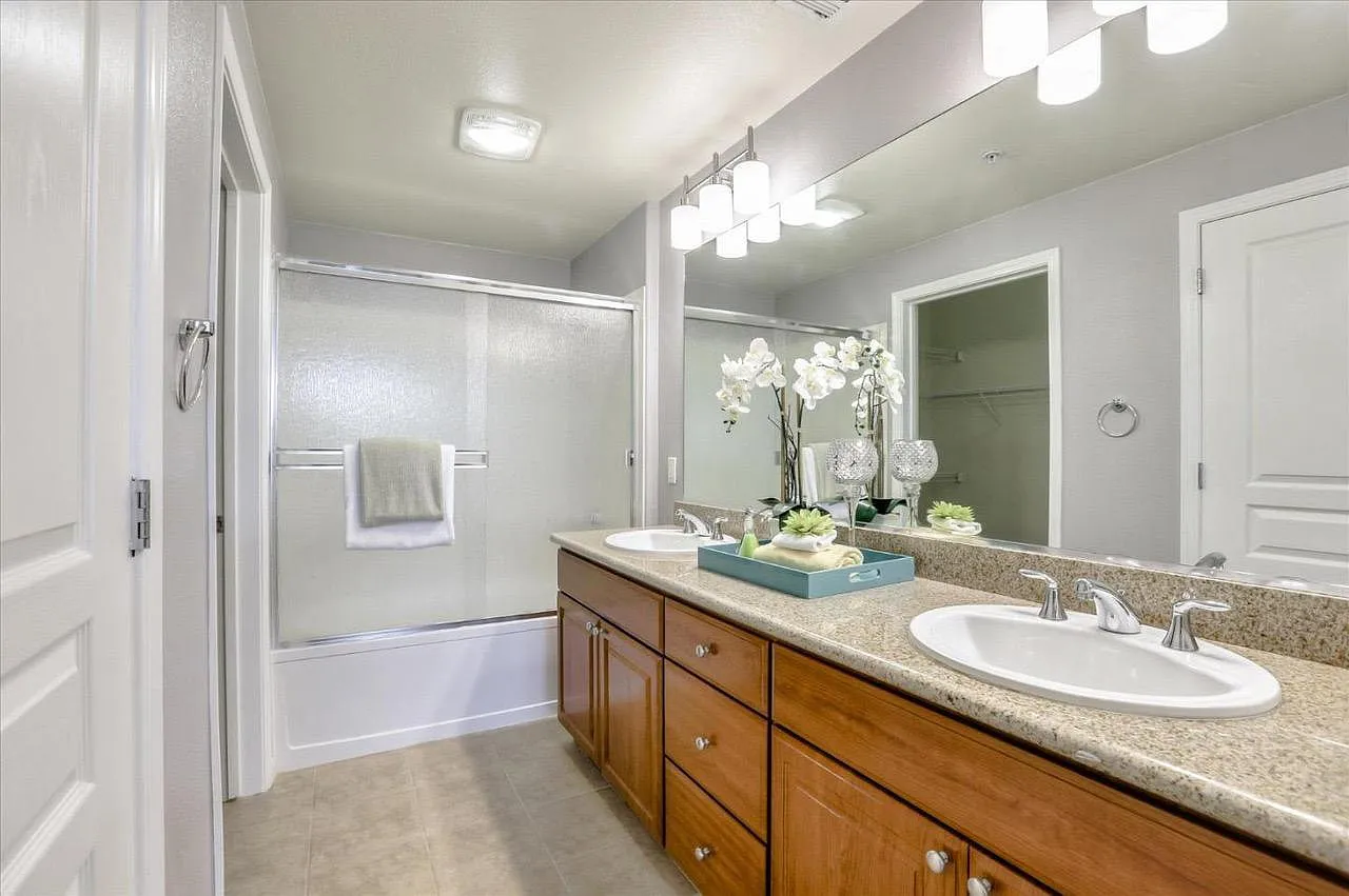 2 bed, 1070 sqft, $4,050 — Photo 3