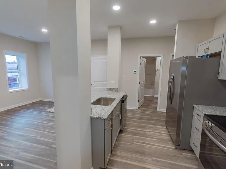 215 King St W #B — Photo 39