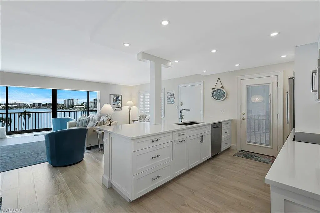 2 bed, 2.0 bath, 1393 sqft, $10,500 — Photo 3