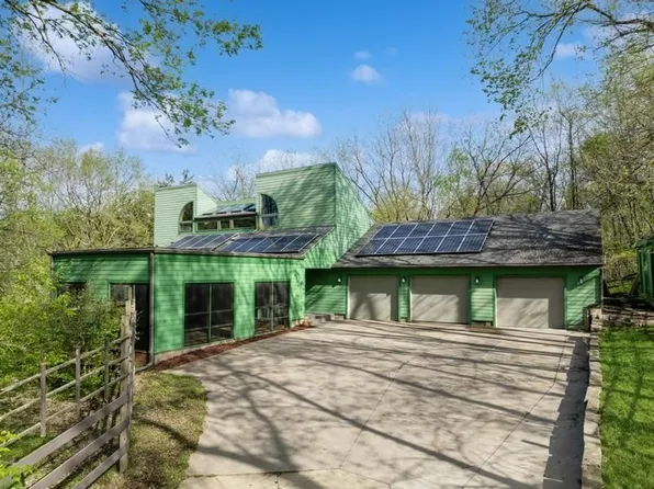 10 Spring Valley Dr NE, Iowa City, IA 52240