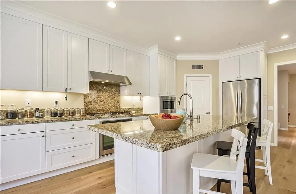 4 bed, 2287 sqft, $5,950 — Photo 3