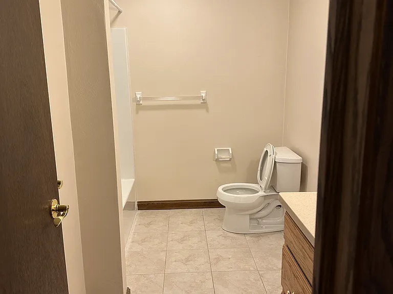 3850 Canterbury Dr — Photo 11