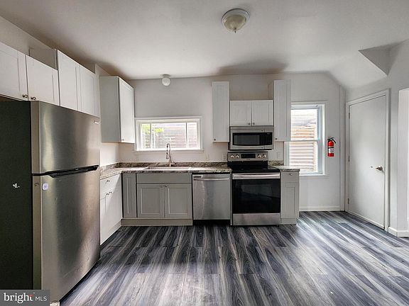 4th image of 137 Railroad St