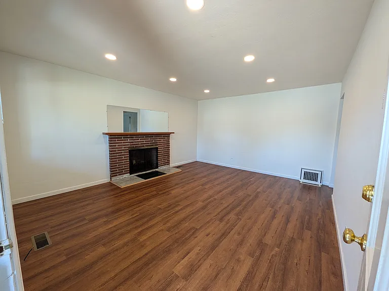 550 Harmony Dr — Photo 2