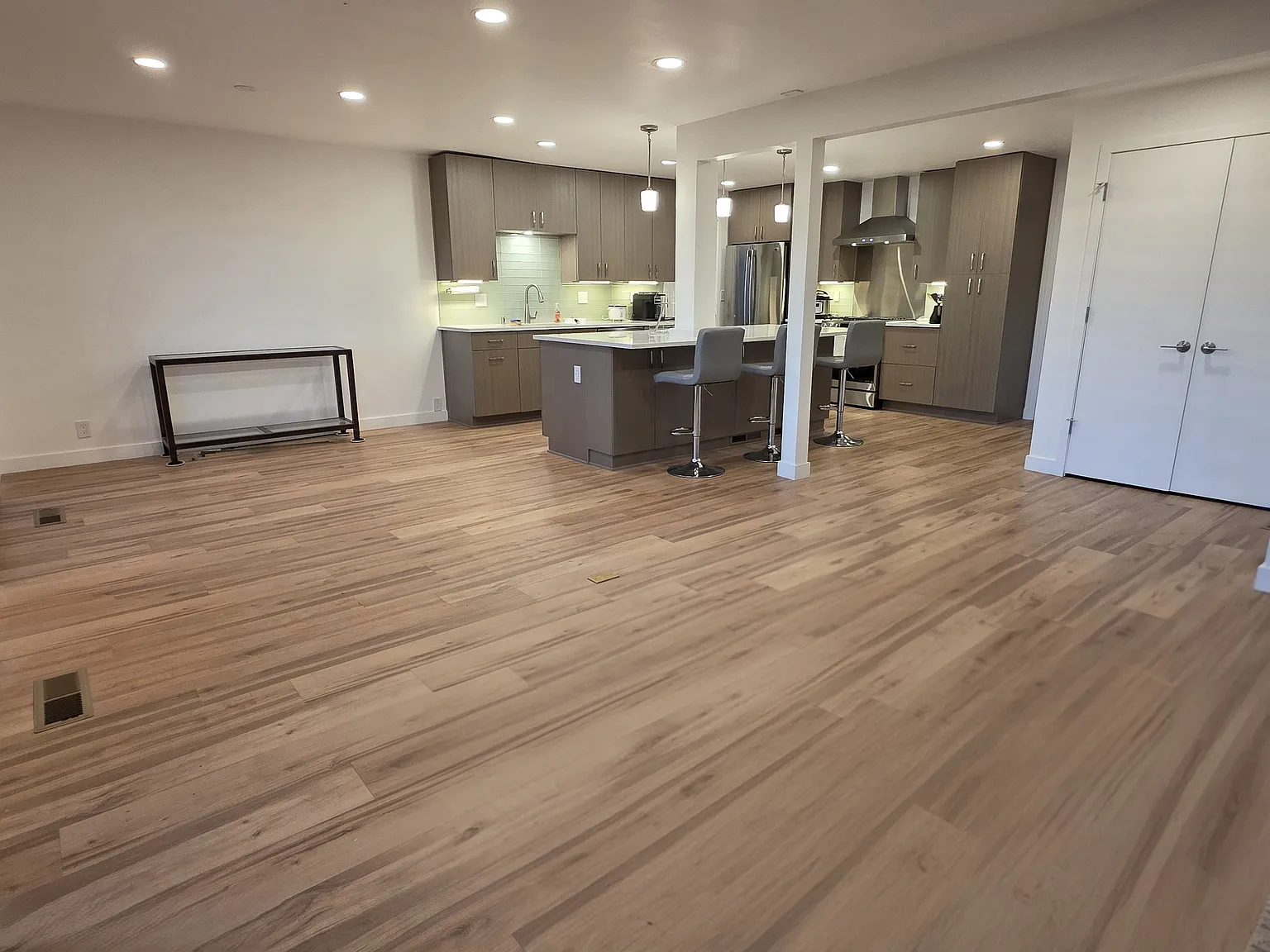 2 bed, 1.5 bath, 1300 sqft, $2,700 — Photo 2