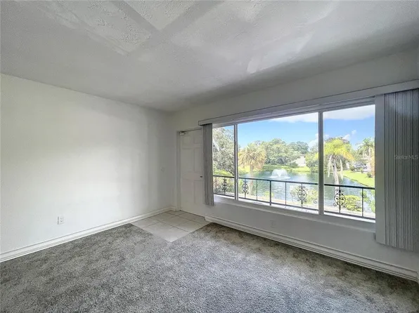 4143 56th St N APT 1001, Kenneth City, FL 33709