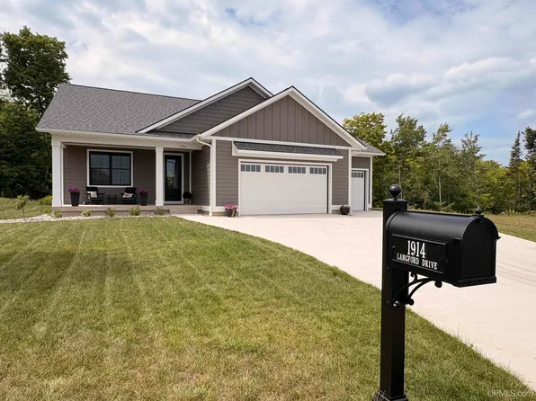 1914 Langford Dr, Marquette, MI 49855