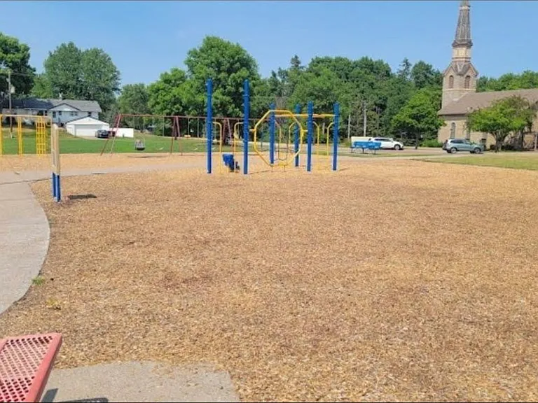 2148 Queens Dr — Photo 22