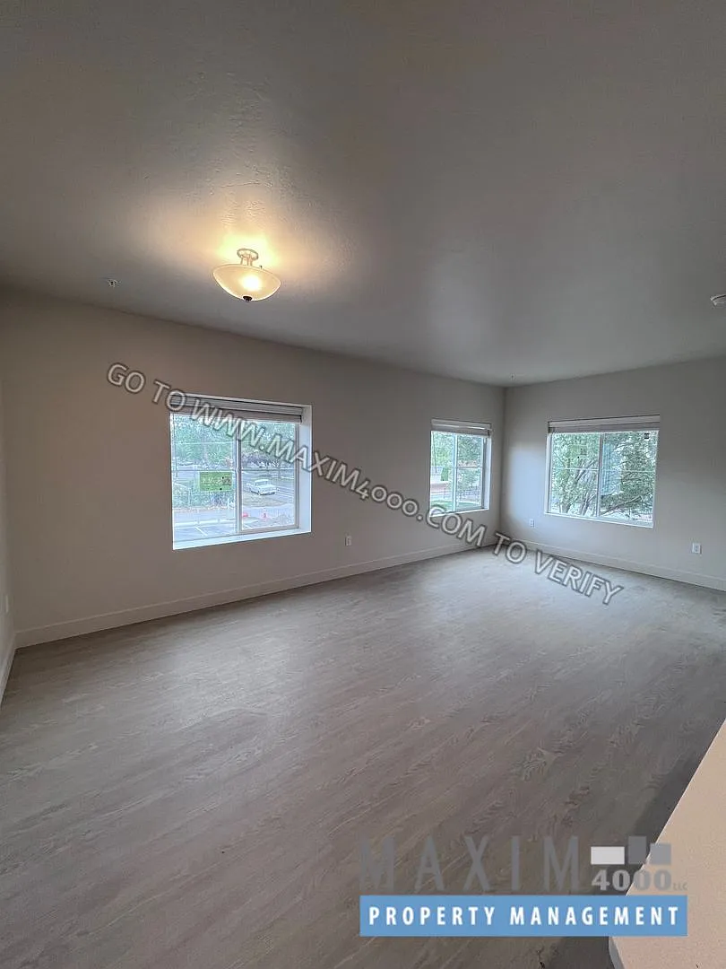 940 Grand Avenue — Photo 3