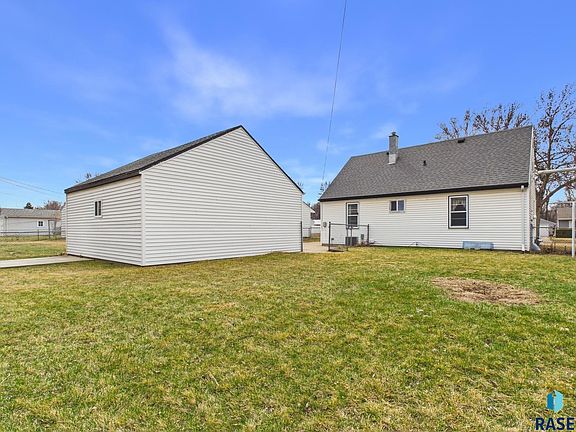4th image of 636 N Leadale Ave