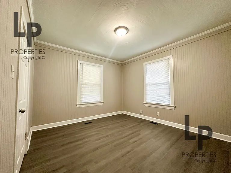 211 E 6th St — Photo 10