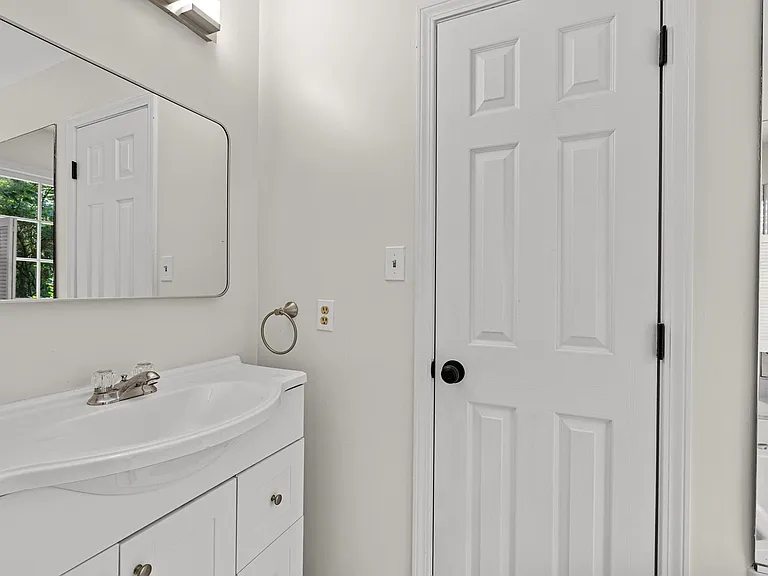 811 Bedford Park — Photo 15
