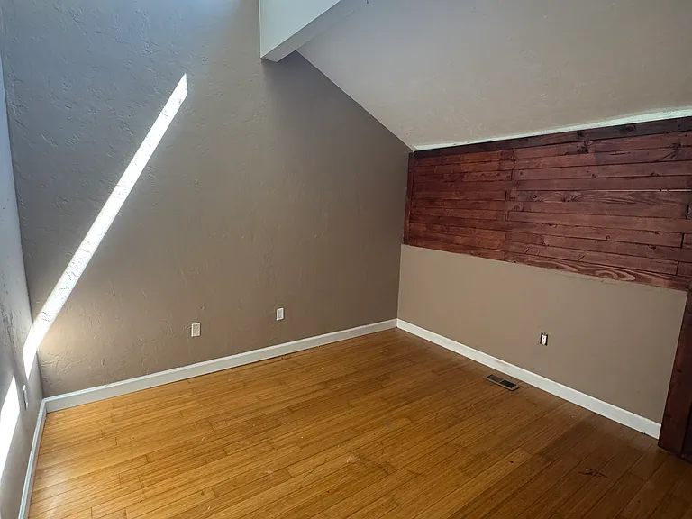 1860 Nekoma Ct — Photo 6