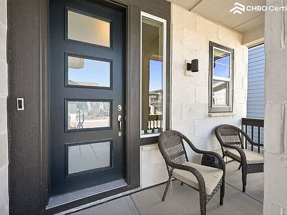 Entryway with front porch seating