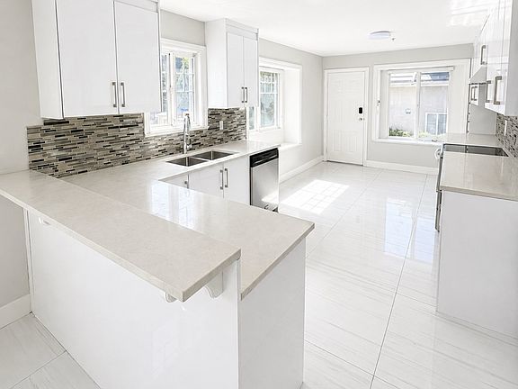 3rd image of 7577 Jasper Cres #1