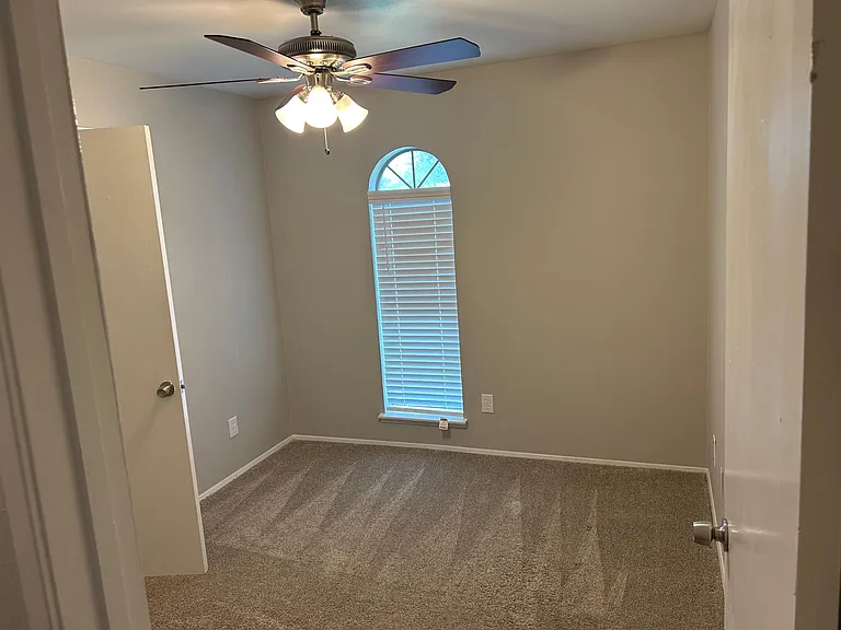 944 Elmwood Dr — Photo 10