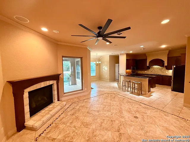 215 Evans Oak Ln — Photo 6