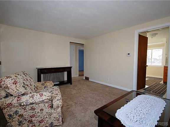 4th image of 87 Marilyn Dr