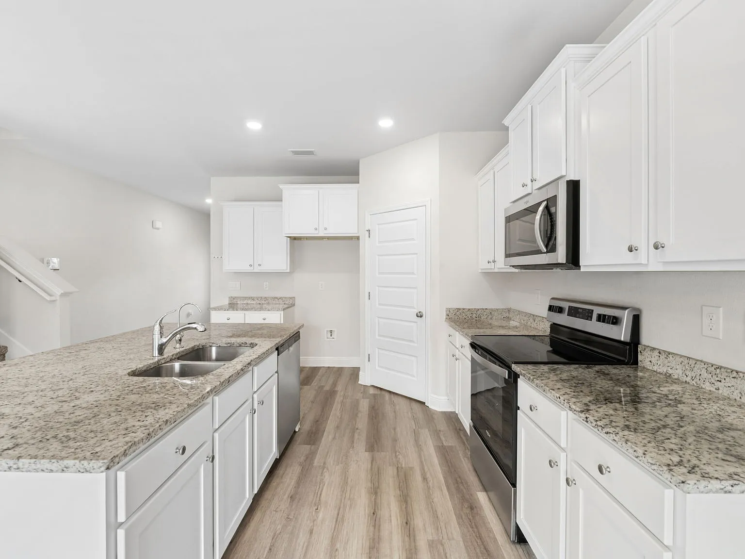 5 bed, 2616 sqft, $2,499 — Photo 2