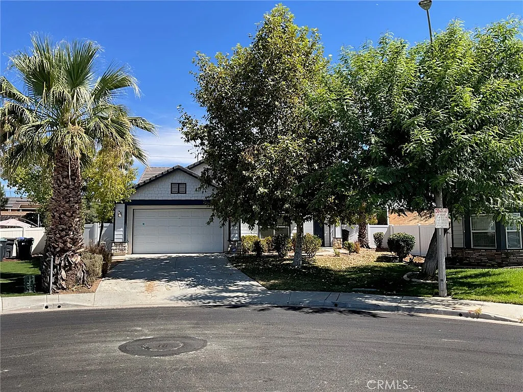 4 bed, 1956 sqft, $3,200 — Photo 1