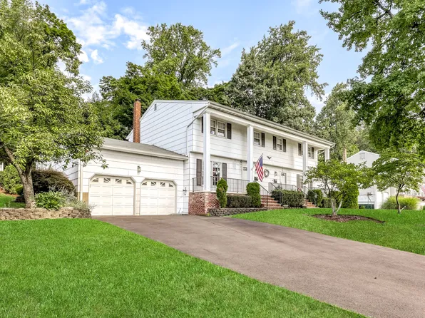 65 Forsythia Ln, Paramus, NJ 07652