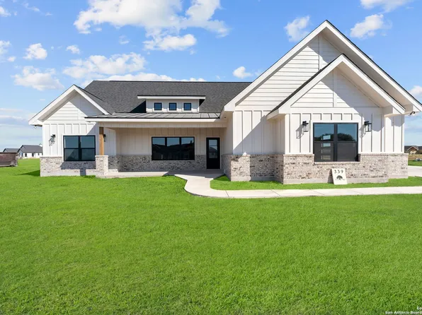 339 Century Oaks Dr, Seguin, TX 78155