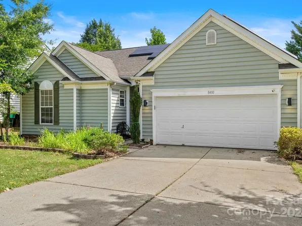 8400 Hornwood Ct, Charlotte, NC 28215