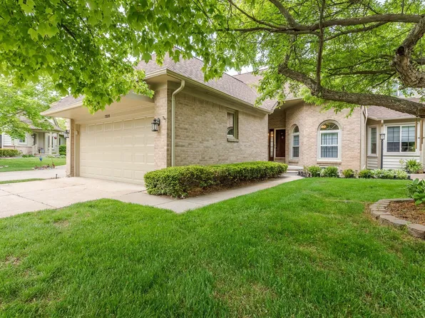 2598 Maple Forest Ct, Wixom, MI 48393