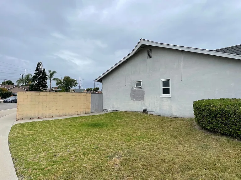 6581 Bestel Ave — Photo 28