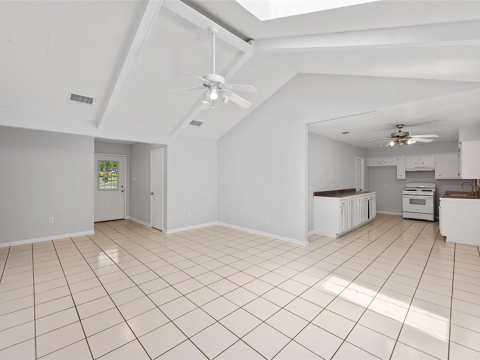 5 bed, 2.0 bath, 1854 sqft, $2,400 — Photo 3