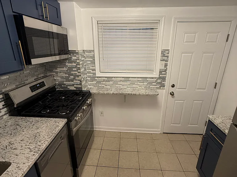 2048 N Darien St — Photo 3