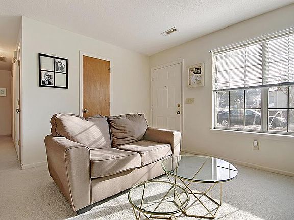 4th image of 100 Courtland Dr